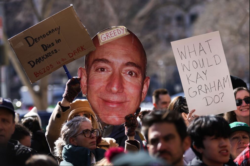 تجمع در مقابل دفتر روزنامه واشنگتن پست