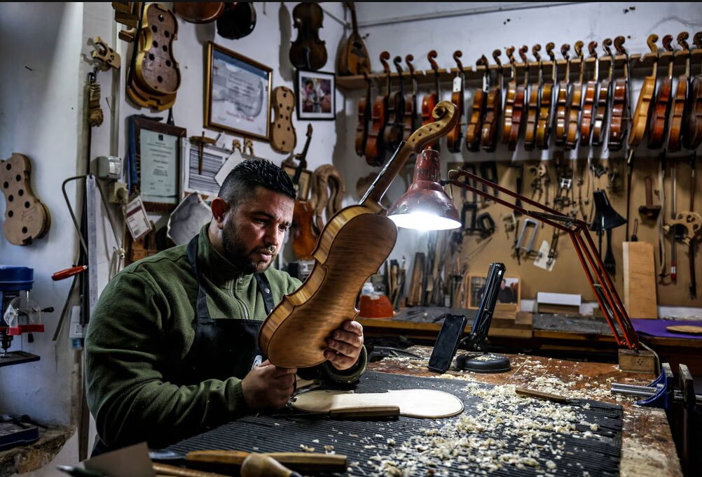 یک کارگاه تولید ویولون