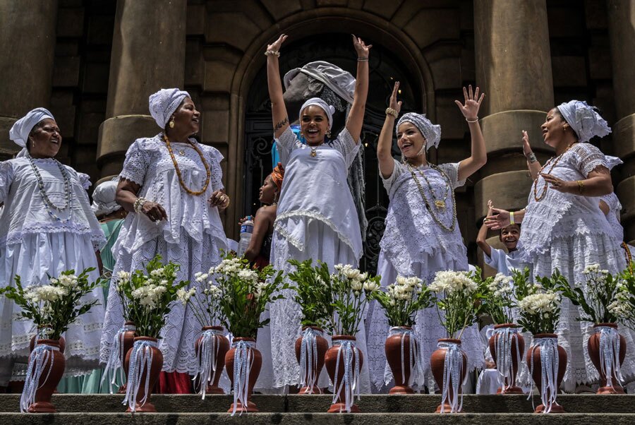 زنان برزیلی در مراسم سنتی پیش از کارناوال سائوپائولو