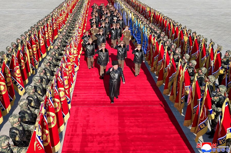 رهبر کره شمالی از گارد تشریفات ارتش