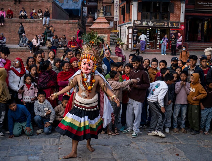 اجرای نمایش رقص سنتی ماسک