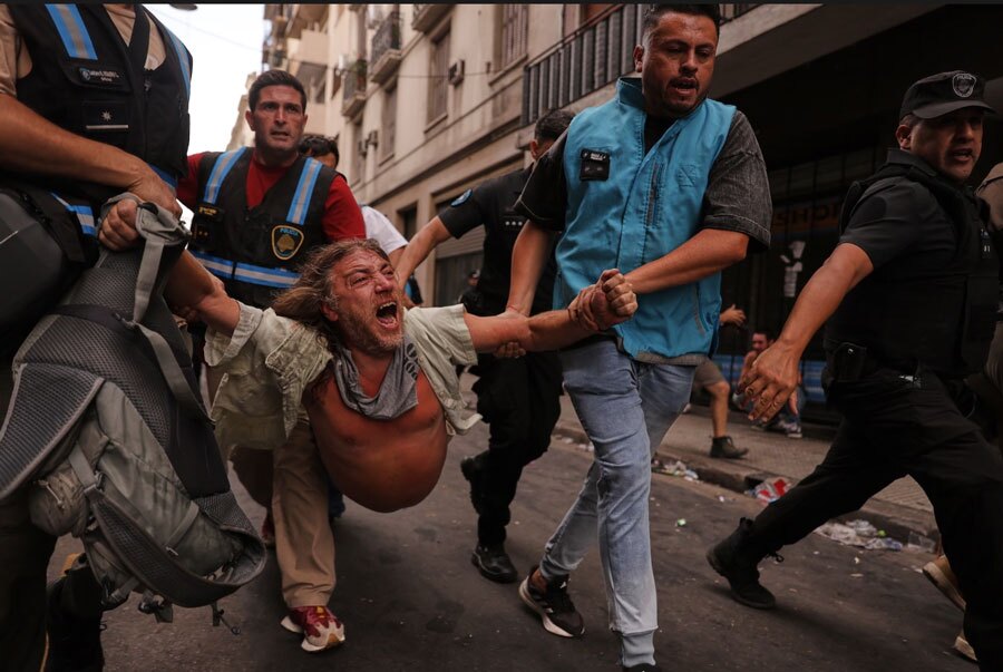 بازداشت معترضان در جریان تظاهرات ضددولتی در پایتخت آرژانتین