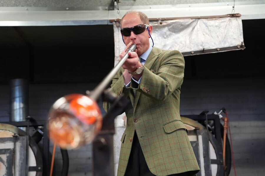 دیدنی های امروز؛ از جشن های سال نو چینی تا ولنتاین ولیعهد انگلیس در حال بازدید از یک کارگاه شیشه سازی