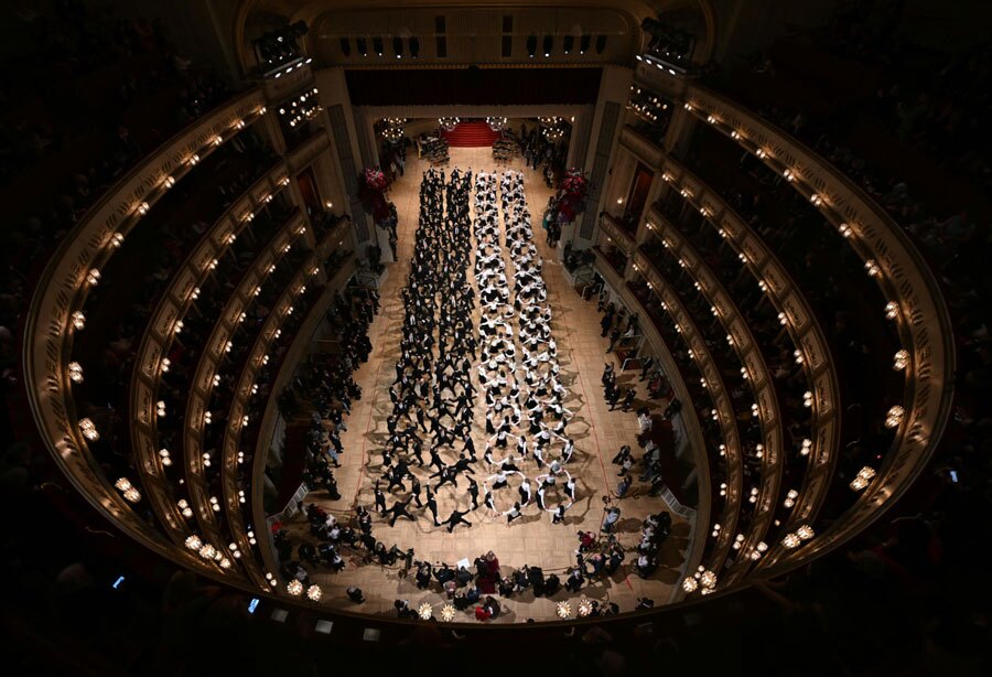 دیدنی های امروز؛ از جشن های سال نو چینی تا ولنتاین شصت و هشتمین دوره از اپرای دولتی وین