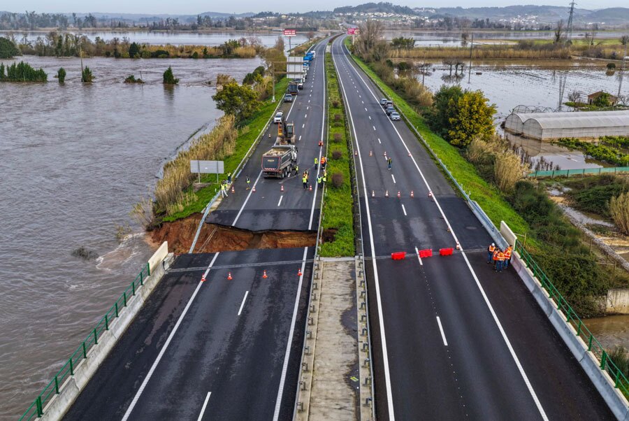 دیدنی های امروز؛ از جشن های سال نو چینی تا ولنتاین رانش زمین در پرتغال