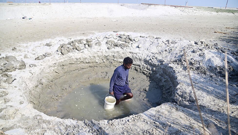 دیدنی های امروز؛ از جشن های سال نو چینی تا ولنتاین یک کشاورز هندی در حال جمعآوری آب از چاه موقت