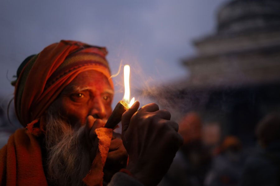 مرتاضی در حال کشیدن ماری جوانا 