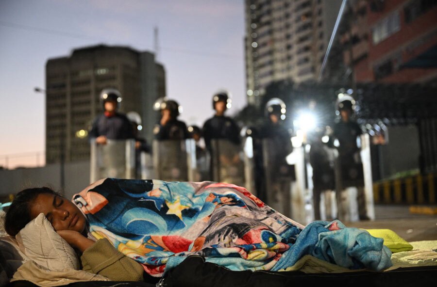 یکی از بستگان یک زندانی سیاسی در ونزوئلا 