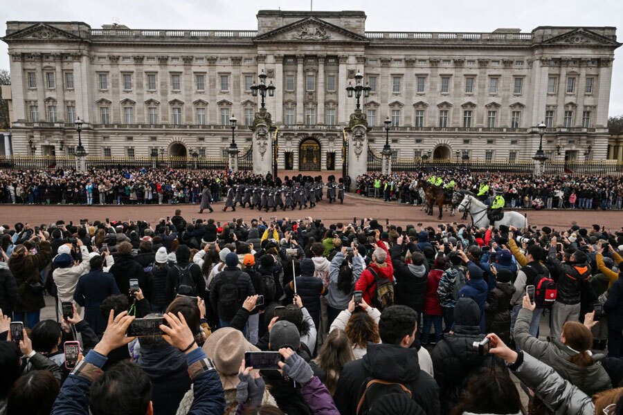 تجمع در مقابل کاخ باکینگهام در لندن