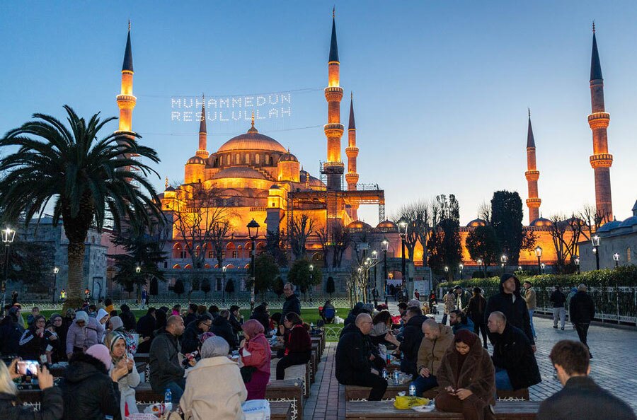 افطار ماه مبارک رمضان در میدان سلطان احمد