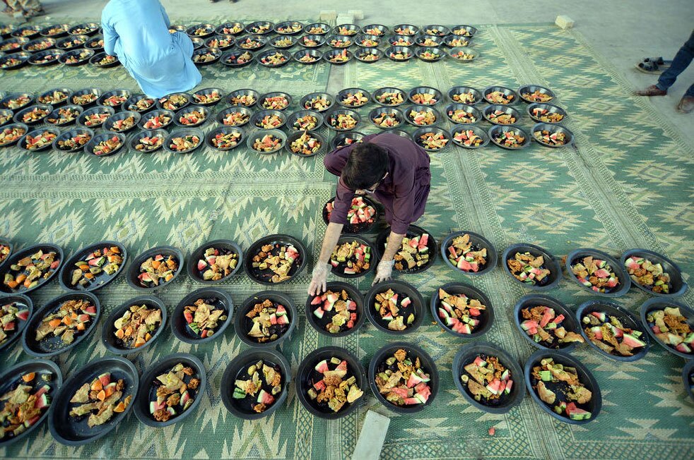 آماده کردن سفره افطار برای روزه داران در شهر کراچی