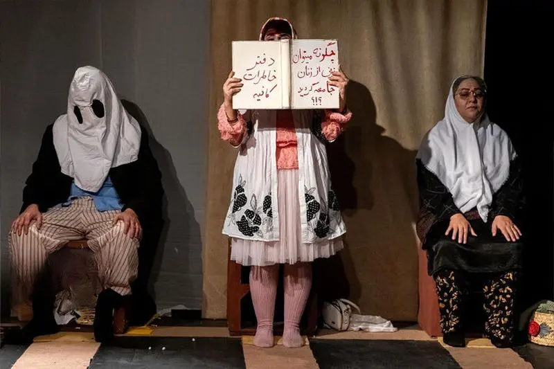 نمایشی کمدی با بازیگرانی نابینا روی صحنه تئاتر محراب