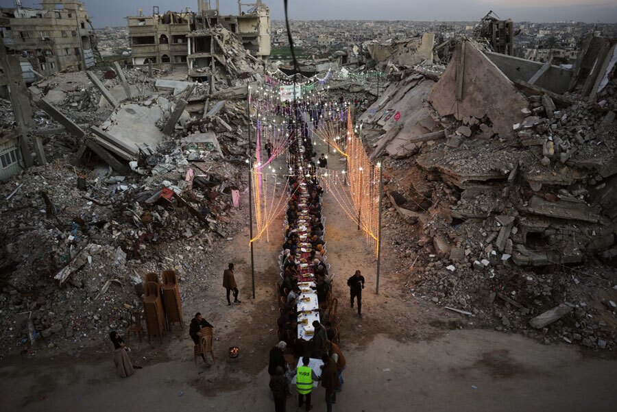 مراسم افطاری جمعی در میان ویرانه های جنگ 