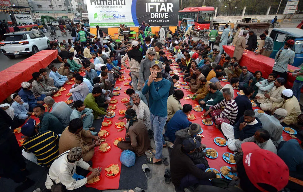 سفره افطار خیابانی در کراچی پاکستان