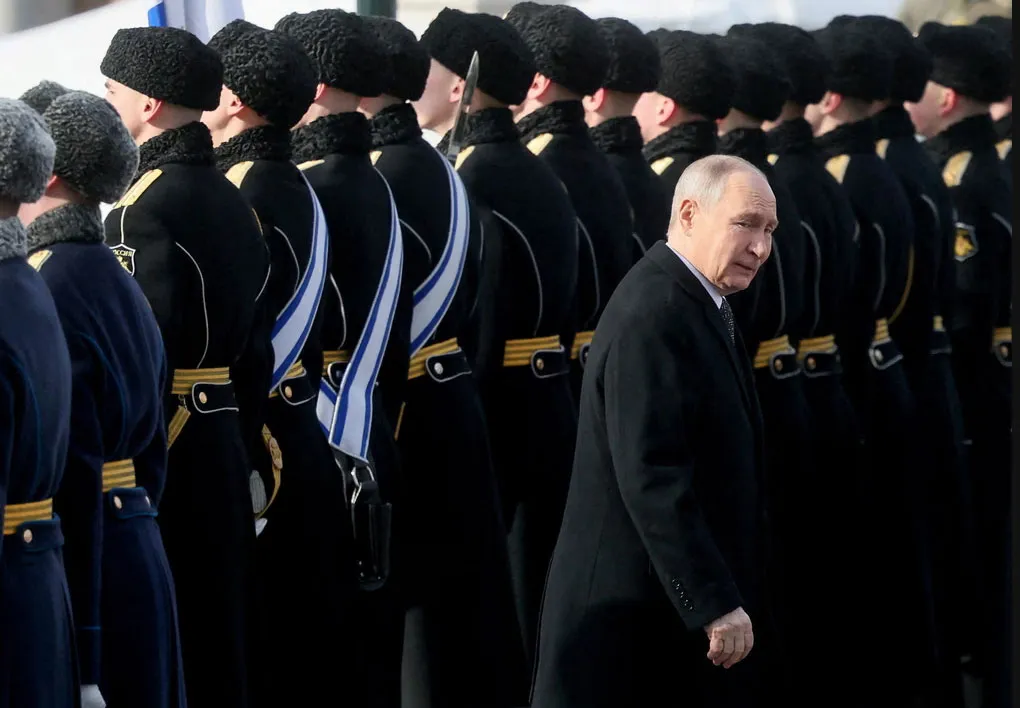 دیدنی های امروز؛ از چهارمین سالگرد آغاز جنگ اوکراین تا موج آشوب های شهری در مکزیک ولادیمیر پوتین در مراسم نثار تاج گل