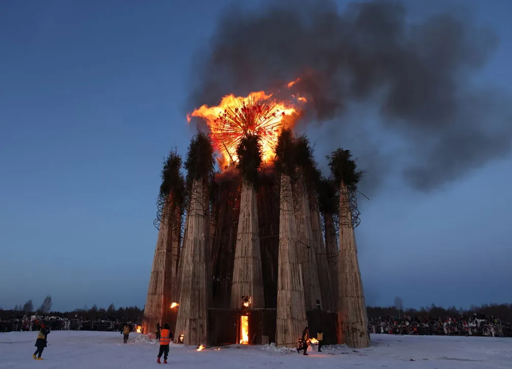 آتش زدن سازه‌ای 25 متری در طول جشن سنتی اسلاوهای روسیه