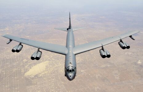 استقرار بمب‌افکن‌های راهبردی B-52 آمریکا در پایگاه قطر
