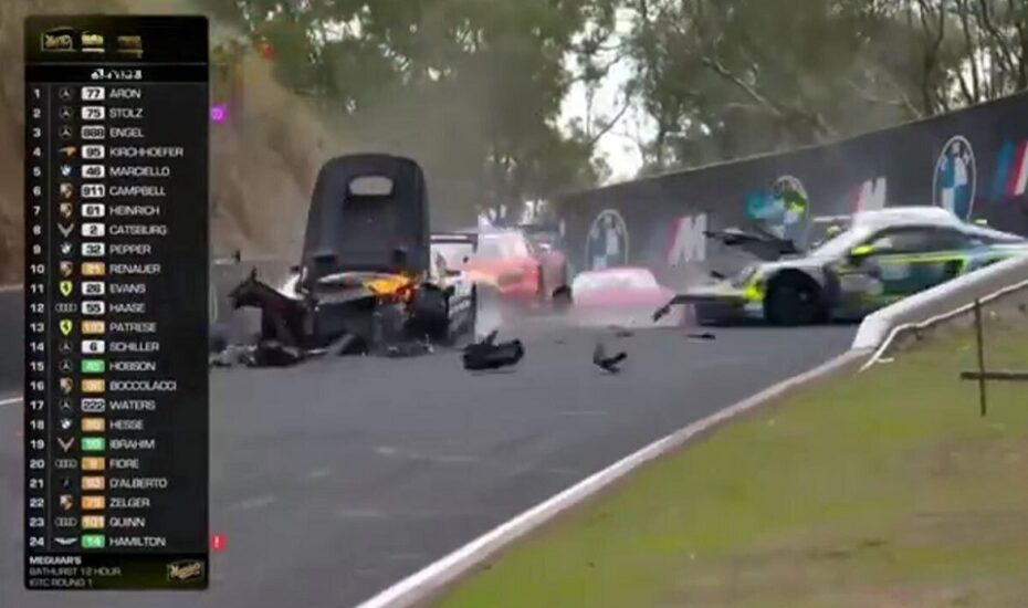 تصادف شدید باعث توقف مسابقه باثورست خودروها در استرالیا شد