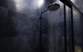 دوش گرفتن در تاریکی