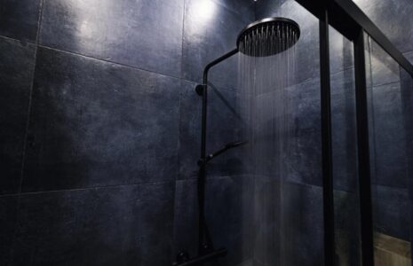 دوش گرفتن در تاریکی