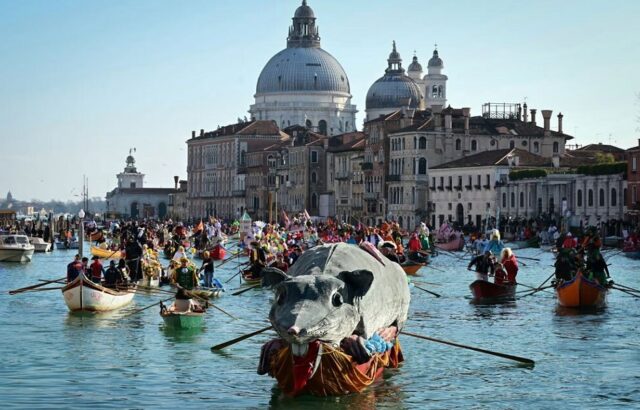 دیدنی های امروز؛ از بزرگ ترین کروسان جهان تا کارناوال سالانه ونیز