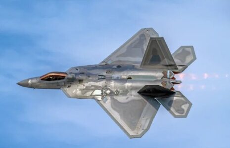 مانور جنگنده F-22 رپتور آمریکا؛ هواپیمایی که صادر نمی‌شود