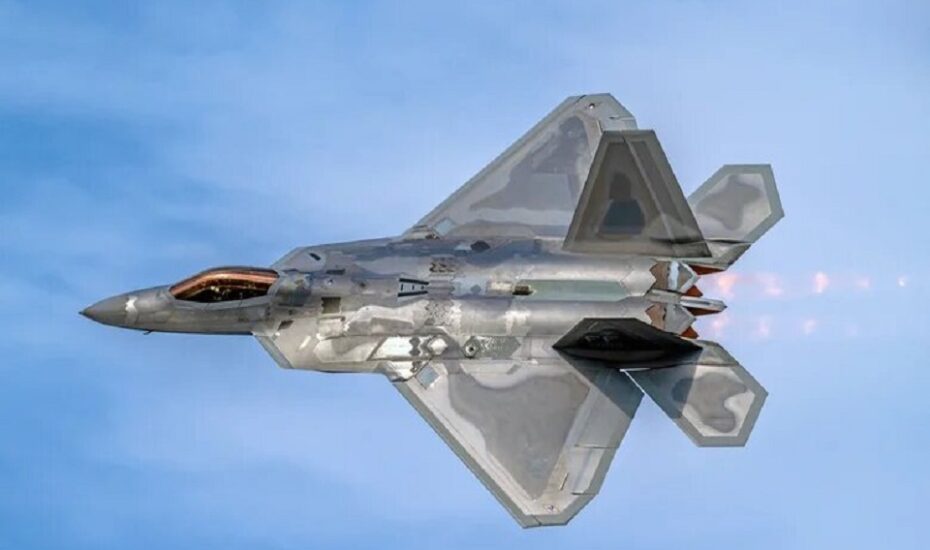 مانور جنگنده F-22 رپتور آمریکا؛ هواپیمایی که صادر نمی‌شود
