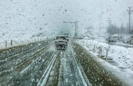 محور هراز درگیر بارش سنگین برف و ترافیک سنگین