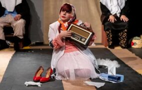 نمایشی کمدی با بازیگرانی نابینا روی صحنه تئاتر محراب نمایشی کمدی با بازیگرانی نابینا روی صحنه تئاتر محراب