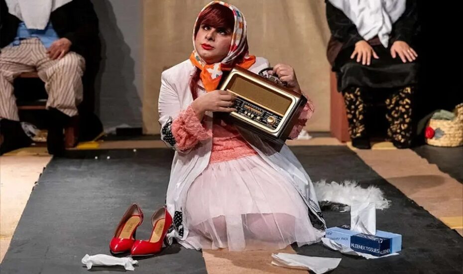 نمایشی کمدی با بازیگرانی نابینا روی صحنه تئاتر محراب