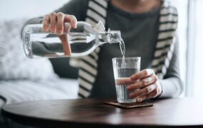 ۶ علامت هشداردهنده کم‌آبی بدن در زمستان