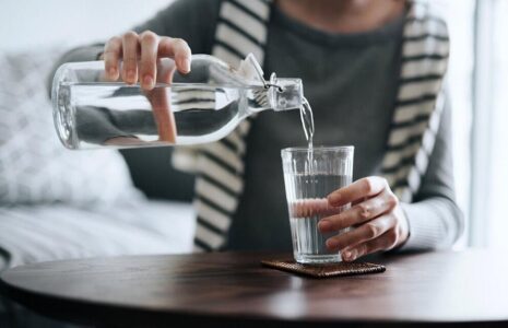 ۶ علامت هشداردهنده کم‌آبی بدن در زمستان