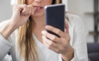 ۷ نشانه پنهان اضطراب در نحوه استفاده از تلفن همراه اضطراب تلفن همراه
