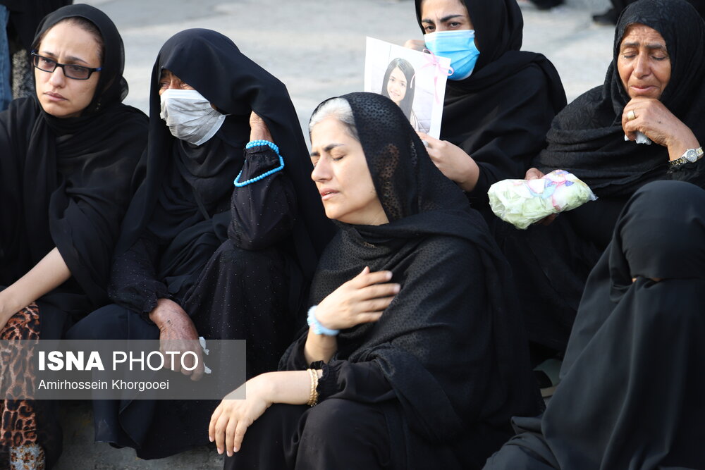مراسم تشییع پیکر پاک دانشآموزان شهید - میناب/ عکس تشییع پیکر پاک دانشآموزان شهید