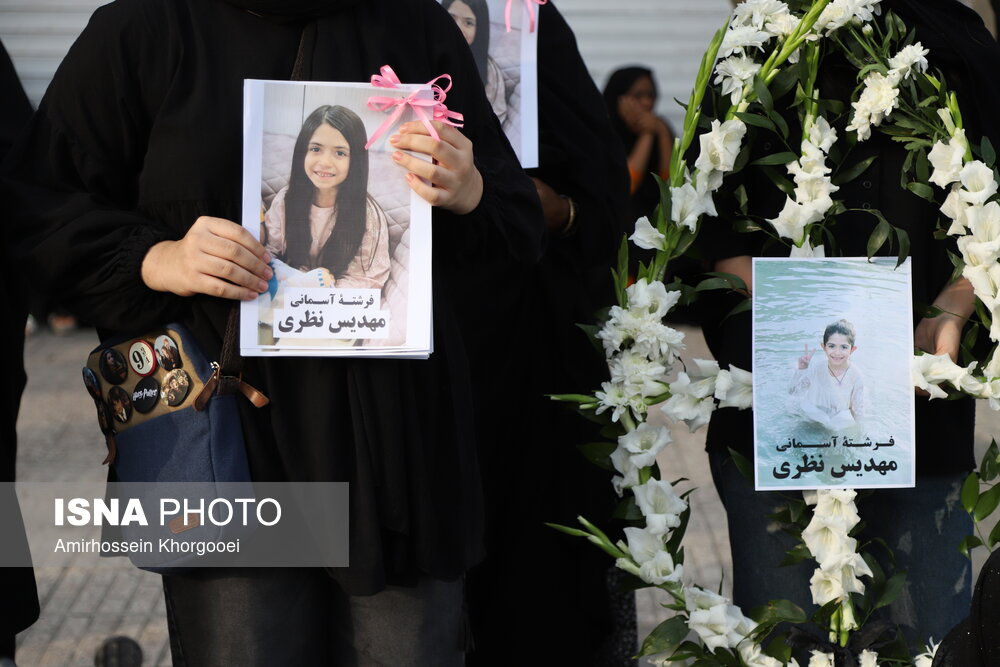 مراسم تشییع پیکر پاک دانشآموزان شهید - میناب/ عکس تشییع پیکر پاک دانشآموزان شهید