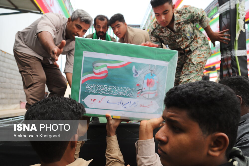 مراسم تشییع پیکر پاک دانشآموزان شهید - میناب/ عکس تشییع پیکر پاک دانشآموزان شهید