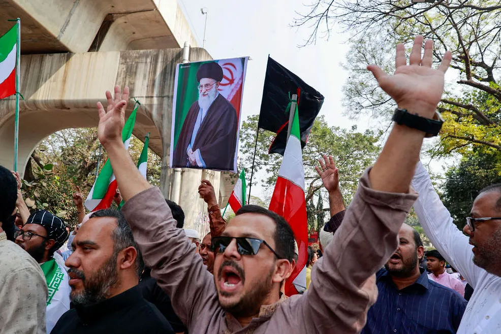 دیدنی های امروز؛ یک هفته جنگ در منطقه تظاهرات در پایتخت بنگلادش در اعتراض به جنگ تجاوزکارانه آمریکا و اسرائیل