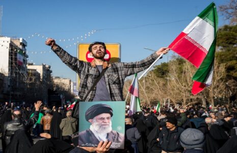 تجمع سوگواران رهبر شهید انقلاب در میدان انقلاب تهران