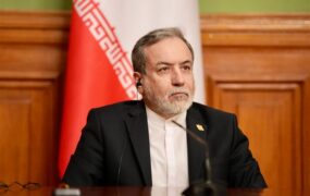 عراقچی: تسلیم نمی شویم تا هر زمان لازم باشد مقاومت میکنیم عراقچی