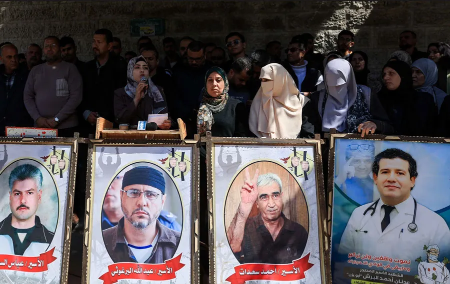 فعالان فلسطینی‌ در مقابل دفتر صلیب سرخ در غزه