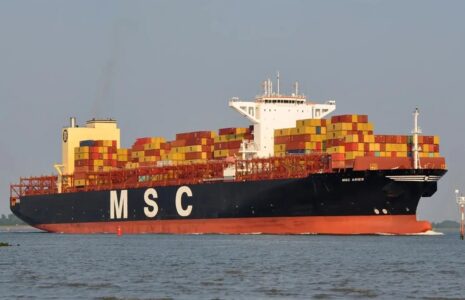 تصاویری از توقیف کشتی کانتینری MSC
