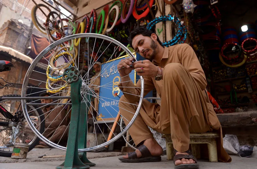 کارگاه تعمیر دوچرخه در پیشاور پاکستان