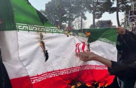 اخراج دانشجوی شریف به دلیل اهانت به پرچم