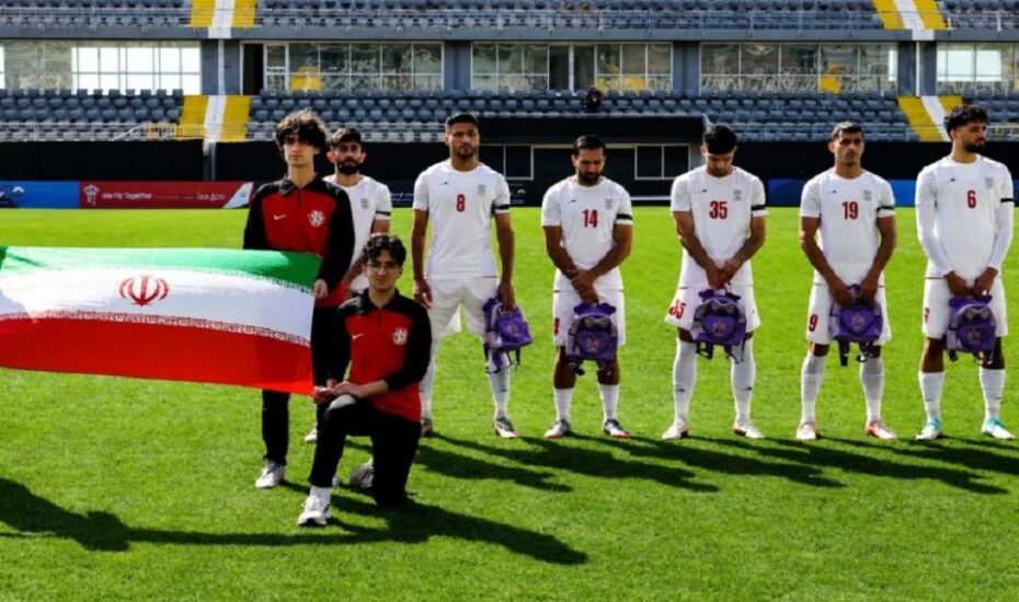 ایران با بازوبند مشکی مقابل مصر
