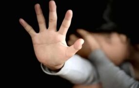 حبس دو دختربچه در توالت توسط نامادری