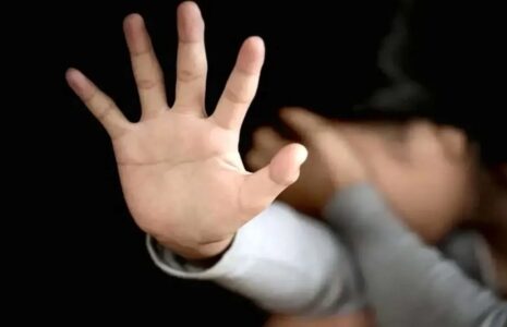 حبس دو دختربچه در توالت توسط نامادری