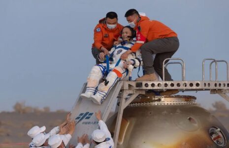 دیدنی های امروز؛ از پدیده "ریز ماه آبی" تا بازگشت فضانوردان چینی