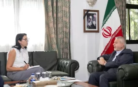 پوشش جالب خبرنگار اسپانیایی در گفتگو با وزیر میراث فرهنگی وزیر میراث فرهنگی