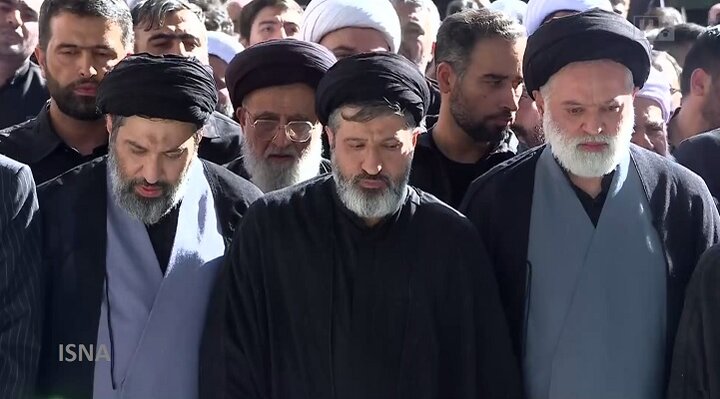 صف اول نماز رهبر شهید / سه فرزند و سران قوا/ صفوف متراکم مردم هنگام اقامه نماز/ تصاویر سه فرزند رهبر شهید، در صف اول نماز حضور داشتند.
