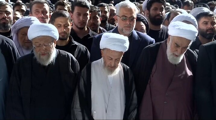 صف اول نماز رهبر شهید / سه فرزند و سران قوا/ صفوف متراکم مردم هنگام اقامه نماز/ تصاویر آیت الله جعفر سبحانی (وسط) نماز را بر پیکر شهدا خواند